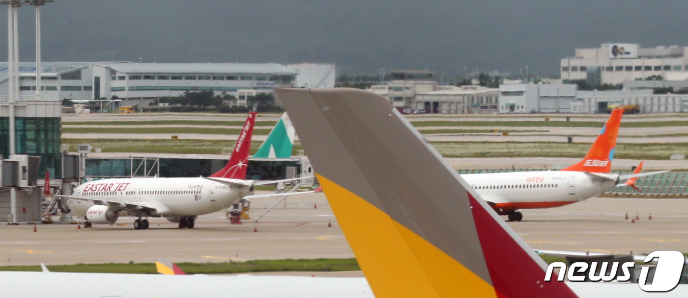 인천국제공항 계류장에 이스타항공과 제주항공 여객기가 멈춰서 있다(뉴스1DB)© News1