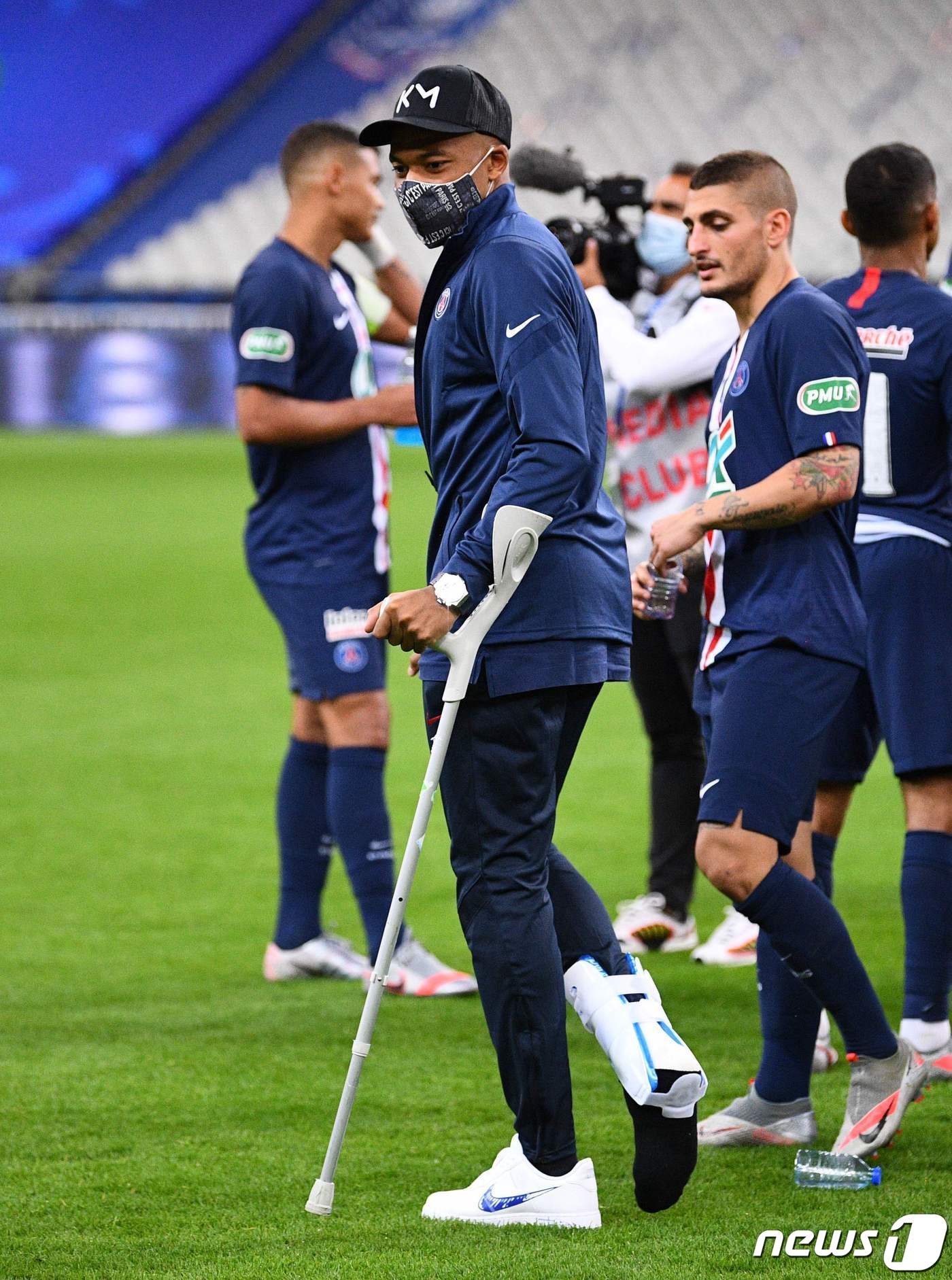 컵대회 결승전에서 발목 부상을 당한 음바페 © AFP=뉴스1