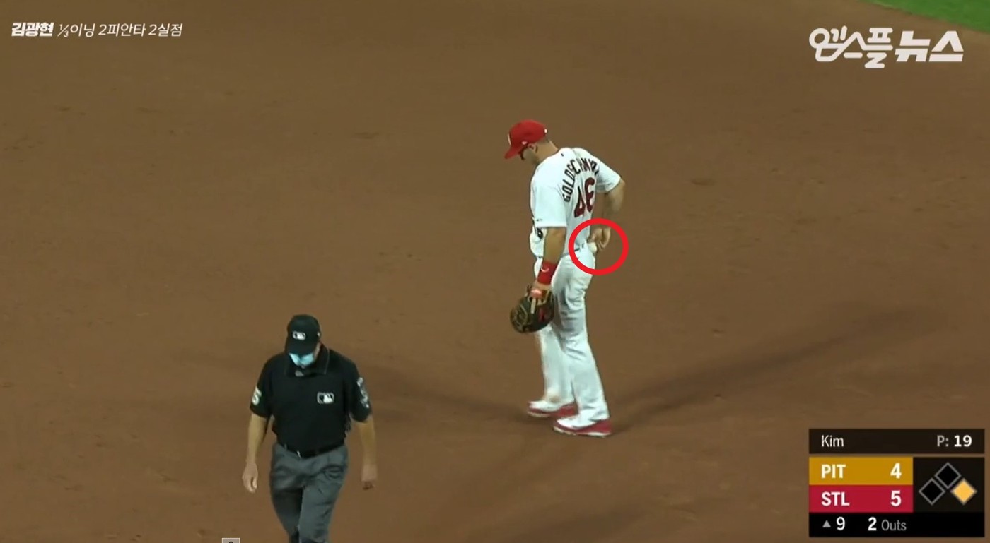 세인트루이스 카디널스 폴 골드슈미트가 25일(한국시간) 미국 미주리주 세인트루이스 부시스타디움 열린 2020 메이저리그 피츠버그 파이리츠와 경기를 승리로 마친 뒤 기념공을 챙기고 있다. (MBC스포츠플러스 홈페이지 캡처) © 뉴스1