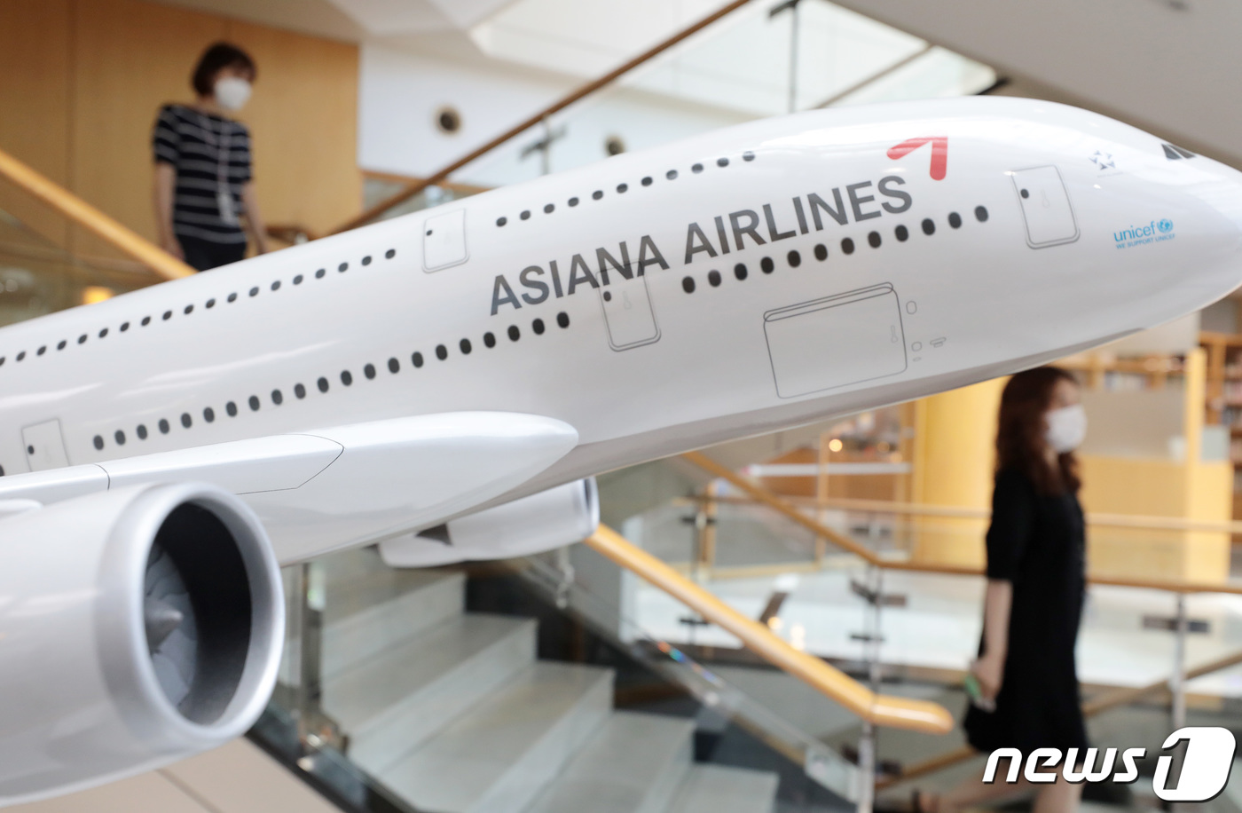 HDC현대산업개발과 채권단의 기싸움으로 매각 작업에 차질이 생긴 아시아나항공이 15일 임시 주주총회를 열어 자본 확충에 나섰다. 아시아나항공은 이날 서울 강서구 본사에서 임시 주총을 열어 발행 주식 총수와 전환사채(CB) 발행 한도를 늘리는 정관 개정안을 의결한다. 사진은 15일 아시아나항공 본사 로비 모습. 2020.6.15/뉴스1 © News1 이성철 기자