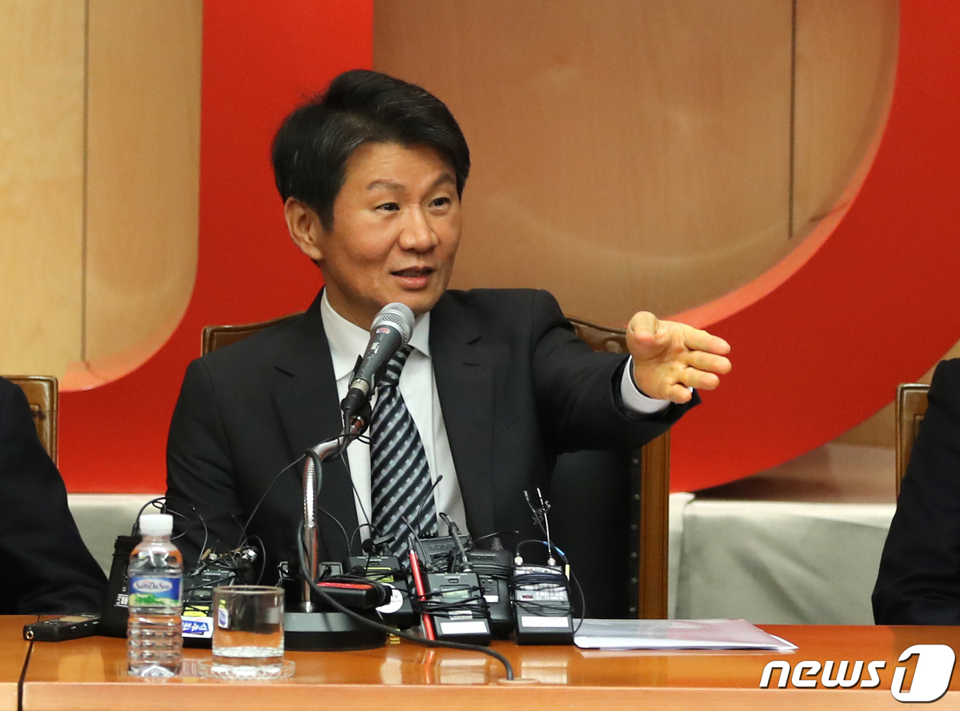 정몽규 HDC현대산업개발 회장이 12일 오후 서울 용산구 본사에서 아시아나항공 인수 우선협상대상자 선정 관련 기자회견을 하고 있다. HDC현대산업개발·미래에셋대우 컨소시엄은 지난 7일 실시된 아시아나항공 본입찰에서 시장 예측 가격을 훨씬 웃도는 2조 4000억원을 입찰가로 적어 내 우선협상대상자로 선정됐다. 2019.11.12/뉴스1 © News1 신웅수 기자