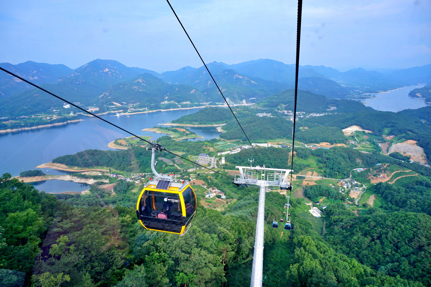 청풍호반 케이블카를 타면 하늘에서 청풍호를 즐길 수 있다.