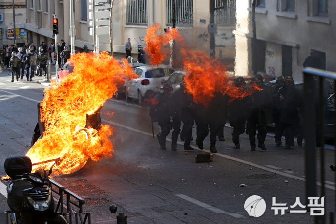 프랑스 유류세 인상에 반대하는 ‘노란조끼’ 시위가 반정부 시위로 확산되면서, 교육개혁에 반대하는 고등학생들이 휴지통에 불을 지르며 경찰과 대치하고 있다. [사진=로이터 뉴스핌]