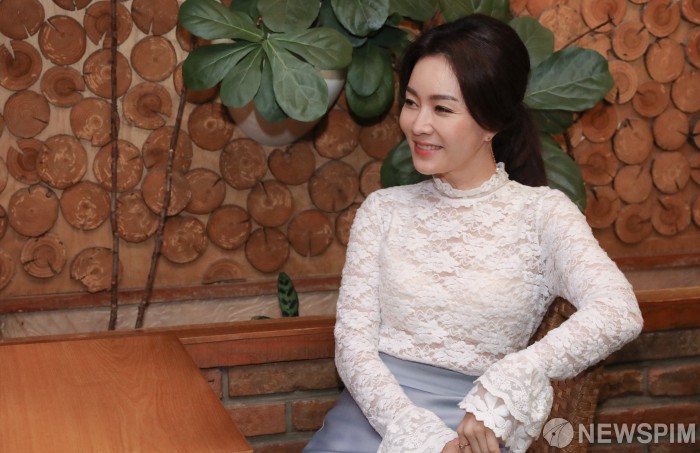 [서울=뉴스핌] 최상수 기자 = 배우 김정난이 6일 오후 서울 종로구 동숭동의 인근 카페에서 진행한 인터뷰에 앞서 포즈를 취하고 있다. 2018.12.06 kilroy023@newspim.com