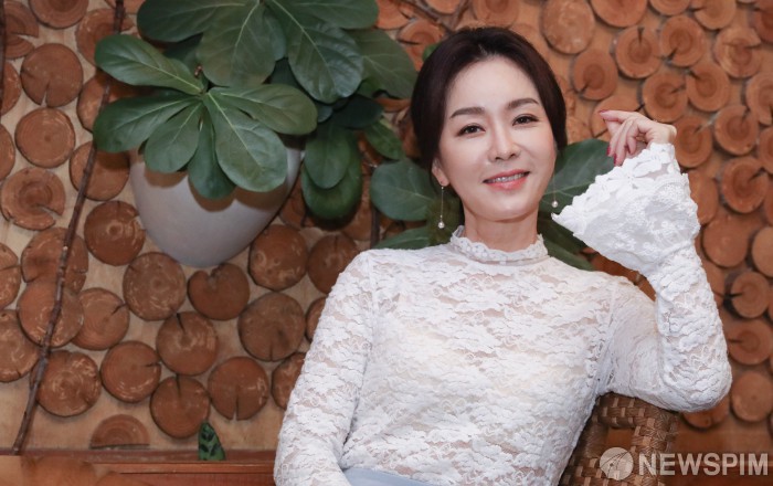 [서울=뉴스핌] 최상수 기자 = 배우 김정난이 6일 오후 서울 종로구 동숭동의 인근 카페에서 진행한 인터뷰에 앞서 포즈를 취하고 있다. 2018.12.06 kilroy023@newspim.com