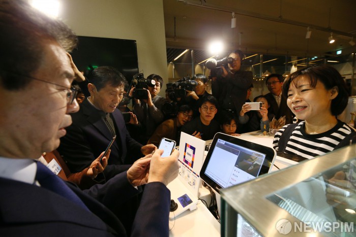 [서울=뉴스핌] 윤창빈 수습기자 = 박원순 서울시장이 20일 오전 서울 중구에 위치한 한 카페에서 서울시 제로페이 결제시연을 하고 있다. 2018.12.20 pangbin@newspim.com