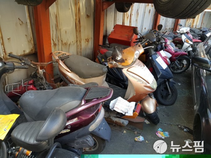 서울의 한 폐차장에 세워진 방치 오토바이. 폐차장 관계자는 "방치 오토바이를 처리하는데 드는 비용이 폐차로 얻는 고철비보다 많이 든다"고 털어놨다. [사진=노해철 기자] 2018.12.28. sun90@newspim.com