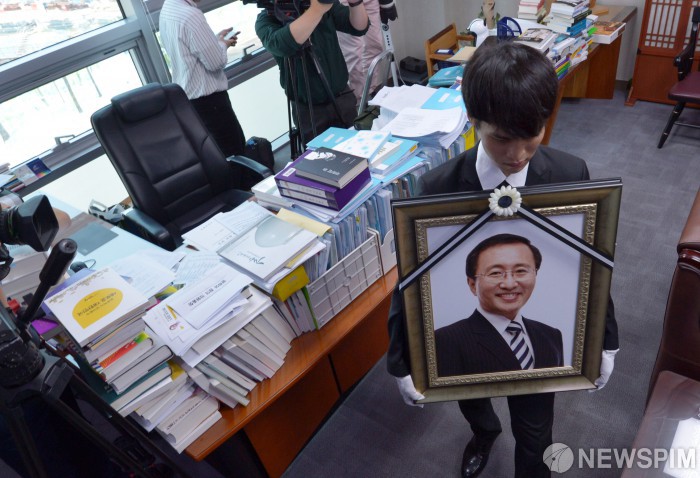 [서울=뉴스핌] 최상수 기자 = 27일 서울 여의도 국회에서 고(故) 노회찬 정의당 원내대표 국회장 영결식이 열린 가운데 의원회관 내 고인의 사무실에 영정사진이 들어서고 있다. 2018.07.27 kilroy023@newspim.com