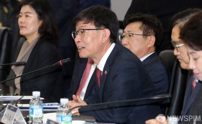 [서울=뉴스핌] 정일구 기자 = 김상조 공정거래위원장이 4일 서울 여의도 중소기업중앙회에서 열린 편의점업계 '근거리출점 자제를 위한 자율규약' 선포식에서 인사말을 하고 있다. 2018.12.04 mironj19@newspim.com