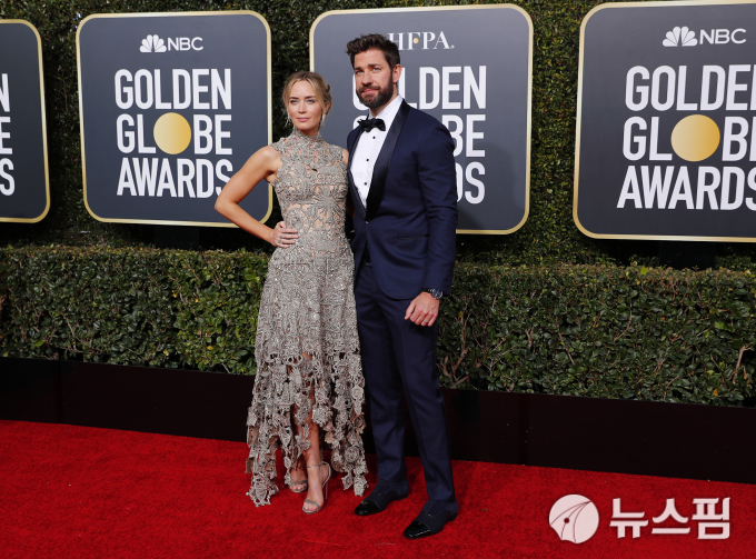 [베벌리힐스 로이터=뉴스핌] 정윤영 인턴기자 = 6일(현지시각) 미국 캘리포니아 베벌리힐스에서 제76회 골든글로브 시상식이 열린 가운데 배우 존 크래신스키와 에밀리 블런트가 레드카펫 위에서 포즈를 취하고 있다. 2019.01.06.