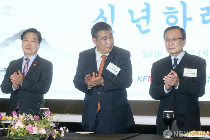 [서울=뉴스핌] 이형석 기자 = 최승재 소상공인연합회장이 7일 오전 서울 여의도 글래드호텔에서 열린 2019 소상공인연합회 신년하례식에서 박수를 치고 있다. (왼쪽부터)홍종학 중소벤처기업부 장관, 최 회장, 이해찬 더불어민주당 대표. 2019.01.07 leehs@newspim.com