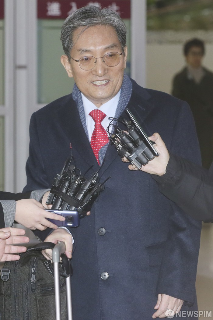 [서울=뉴스핌] 이형석 기자 = 신임 대통령 비서실장으로 내정된 노영민 주중대사가 8일 오전 서울 강서구 김포공항을 통해 귀국하며 취재진의 질문에 답하고 있다. 2019.01.08 leehs@newspim.com