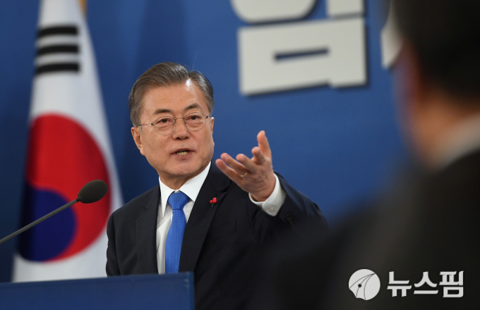 문재인 대통령이 10일 청와대 영빈관에서 열린 신년 기자회견에서 기자들의 질문에 답하고 있다. [사진=로이터 뉴스핌]