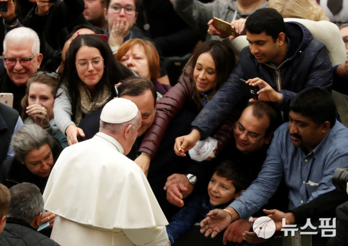 [바티칸 로이터=뉴스핌] 정윤영 인턴기자 = 16일(현지시각) 프란치스코 교황이 바티칸 바오로 6세 알현실에서 수요 일반 알현을 주재하고자 도착해 방문객들과 인사를 나누고 있다. 2019.01.16.