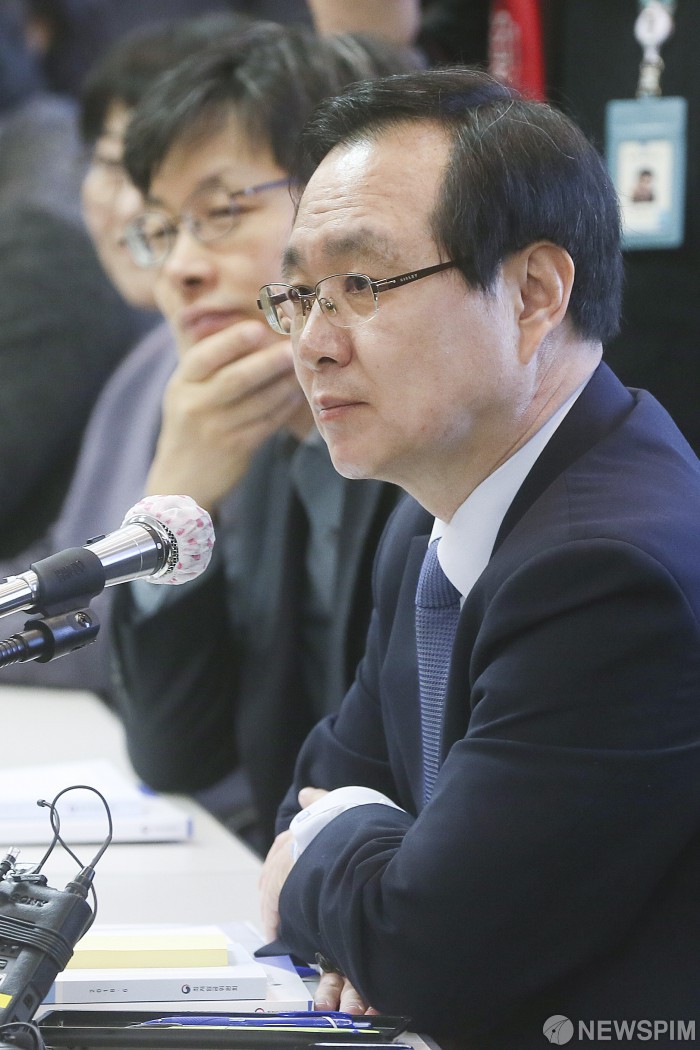 [서울=뉴스핌] 이형석 기자 = 류장수 최저임금위원회 위원장이 18일 오전 서울 종로구 S타워에서 열린 최저임금 결정구조 개편 관련 1차 전원회의에서 사용자측 위원들의 발언을 듣고 있다. 2019.01.18 leehs@newspim.com