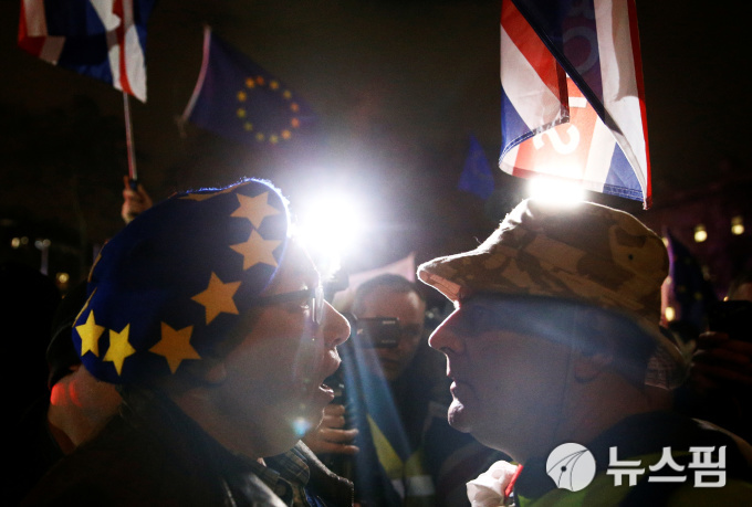 지난 15일(현지시간)  저녁 영국 하원의 브렉시트  합의안 표결을 앞두고 런던 의회 의사당 앞에 모인 브렉시트 찬반 시위대가 설전을 벌이고 있다. [사진= 로이터 뉴스핌]