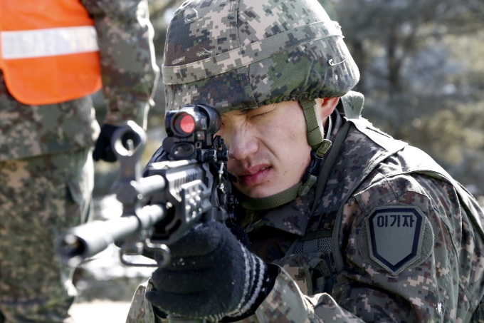 28일 강원 화천의 자동화사격장에서 27사단 백호대대 장병이 워리어 플랫폼을 장착한 소총으로 사격하고 있다.[사진=육군]