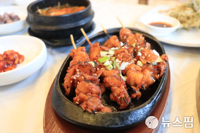 [제천=뉴스핌] 송유미 기자 = 약채락 소스를 활용해 만든 산아래 돼지고기구이. 2019.01.22. yoomis@newspim.com