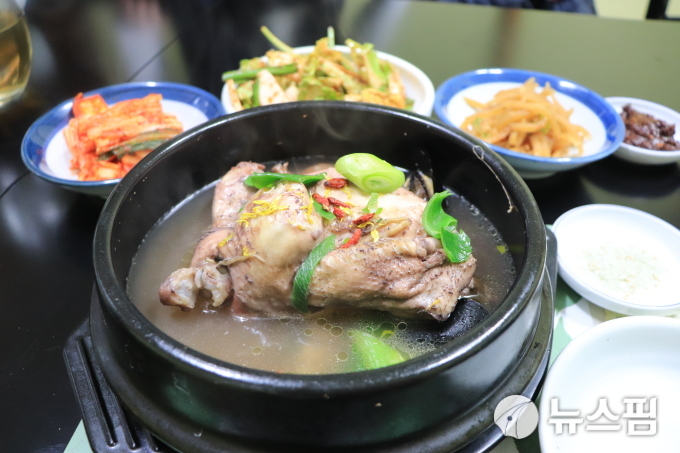 [제천=뉴스핌] 송유미 기자 = 바우본가 전복황기삼계탕. 2019.01.22. yoomis@newspim.com