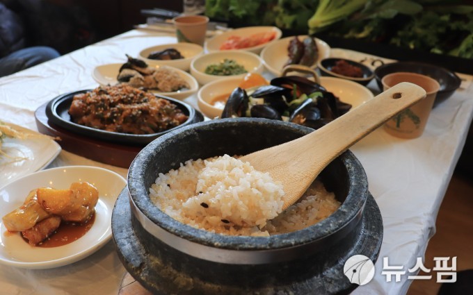 [제천=뉴스핌] 송유미 기자 = 산아래 우렁쌈밥 한상. 2019.01.22. yoomis@newspim.com