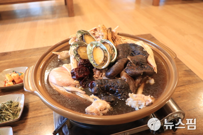 [제천=뉴스핌] 송유미 기자 = 열두달밥상의 토종닭 약초백숙. 2019.01.23. yoomis@newspim.com