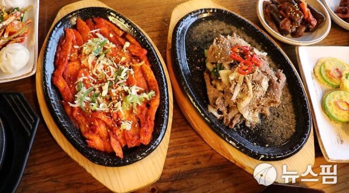 [제천=뉴스핌] 송유미 기자 = 예촌 약초를 넣어 양념한 불고기와 더덕. 2019.01.23. yoomis@newspim.com