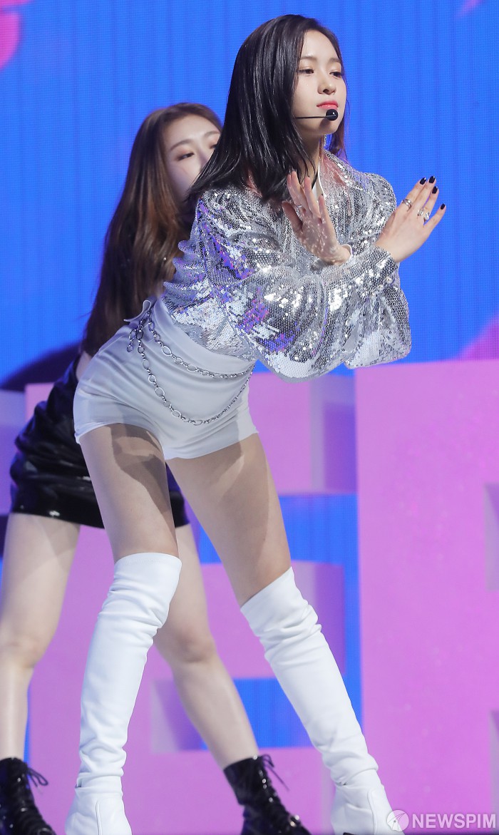 [서울=뉴스핌] 윤창빈 수습기자 = 걸그룹 ITZY(있지)의 류진이 12일 오후 서울 용산구 블루스퀘어에서 열린 데뷔 쇼케이스에서 열정적인 무대를 펼치고 있다. ITZY(있지)는 꼭 갖고 싶고, 절대 놓치고 싶지 않은 존재를 뜻하는 트렌디한 단어 'IT‘을 포함한 그룹명으로, 너희가 원하는 거 전부 있지? 있지! 라는 의미를 가진다. 2019.02.12 pangbin@newspim.com