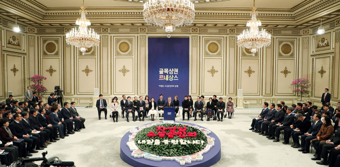 문재인 대통령이 14일 자영업자 대표들을 청와대로 초청해 간담회를 열었다. [사진=청와대]