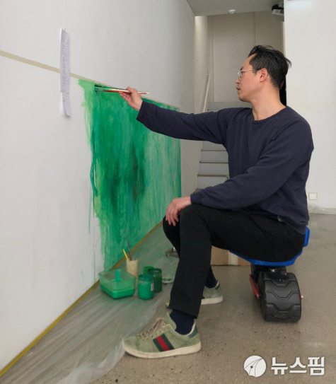 [서울=뉴스핌] 이현경 기자=개인전 '노동요:흙과 매트리스와 물결'이 펼쳐지는 PKM갤러리에서 퍼포먼스 '뮤지컬:영원한 봄'을 선보이는 백현진 작가. 2019.02.14 89hklee@newspim.com