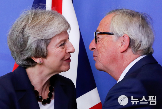 테리사 메이 영국 총리(좌)와 장 클로드 융커 유럽연합(EU) 집행위원장(우) [사진=로이터 뉴스핌]