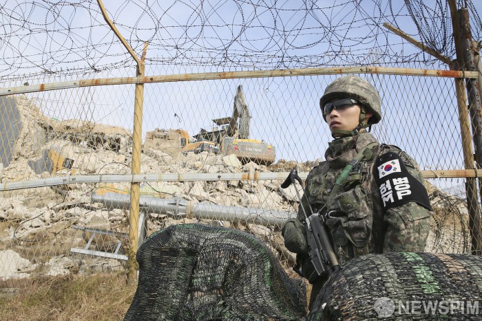 [철원=뉴스핌] 이형석 기자 = 지난해 11월 15일 오전 중부전선에 위치한 감시초소(GP)가 철거됐다. 한 장병이 보초를 서고 있다. (사진은 기사 내용과 관계 없음) leehs@newspim.com