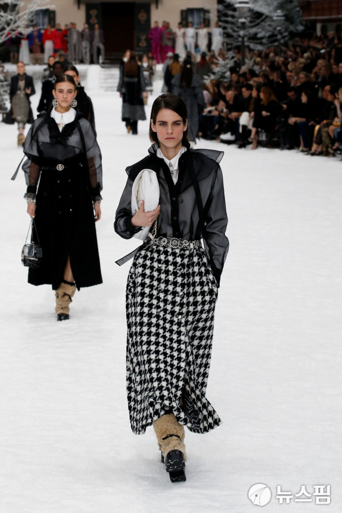 [파리 로이터=뉴스핌] 남혜경 인턴기자 = 파리 패션위크 샤넬쇼에서 모델이 칼 라거펠트를 기리는 뜻으로 그의 유작을 입고 런웨이를 걷고 있다. 2019.03.05.