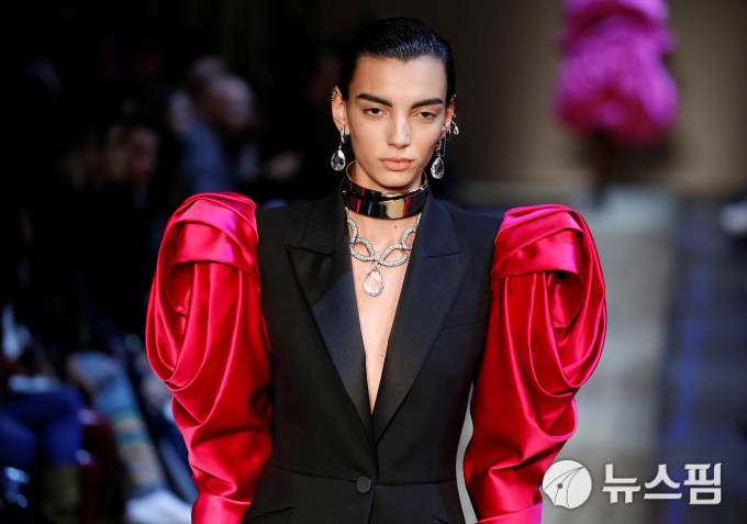 [파리 로이터=뉴스핌] 남혜경 인턴기자 = 모델이 파리 패션위크 런웨이에서 영국의 패션 디자이너 사라 버튼의 알렉산더 맥퀸 2019-2020 F/W 여성 레디투웨어(기성복) 컬렉션을 선보이고 있다. 2019.03.04.