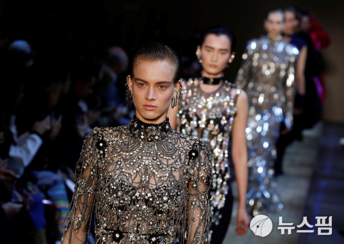 [파리 로이터=뉴스핌] 남혜경 인턴기자 = 모델이 파리 패션위크 런웨이에서 영국의 패션 디자이너 사라 버튼의 알렉산더 맥퀸 2019-2020 F/W 여성 레디투웨어(기성복) 컬렉션을 선보이고 있다. 2019.03.04.