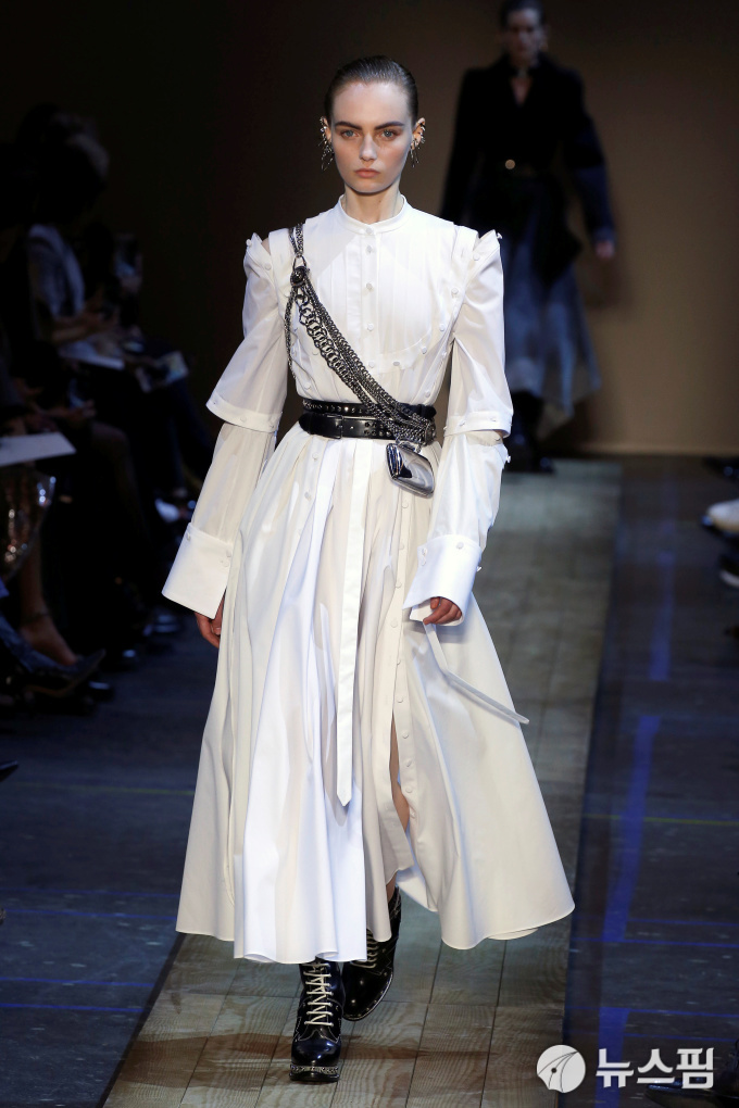 [파리 로이터=뉴스핌] 남혜경 인턴기자 = 모델이 파리 패션위크 런웨이에서 영국의 패션 디자이너 사라 버튼의 알렉산더 맥퀸 2019-2020 F/W 여성 레디투웨어(기성복) 컬렉션을 선보이고 있다. 2019.03.04.