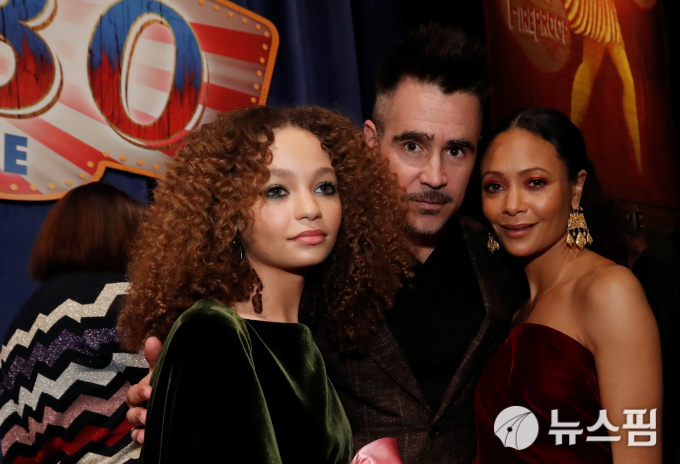 [로스앤젤레스 로이터=뉴스핌] 백지현 수습기자 = 11일(현지시간) 미국 로스엔젤레스에서 열린 영화 '덤보' 프리미어에 주연배우 콜린 파렐(가운데), 조연배우 니코 파커(왼쪽)와 그녀의 어머니 배우 탠디 뉴튼(오른쪽)이 참석했다. 2019.03.11
