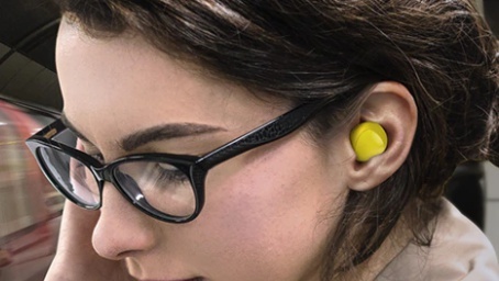 갤럭시버즈 착용 사진. [사진=삼성전자]