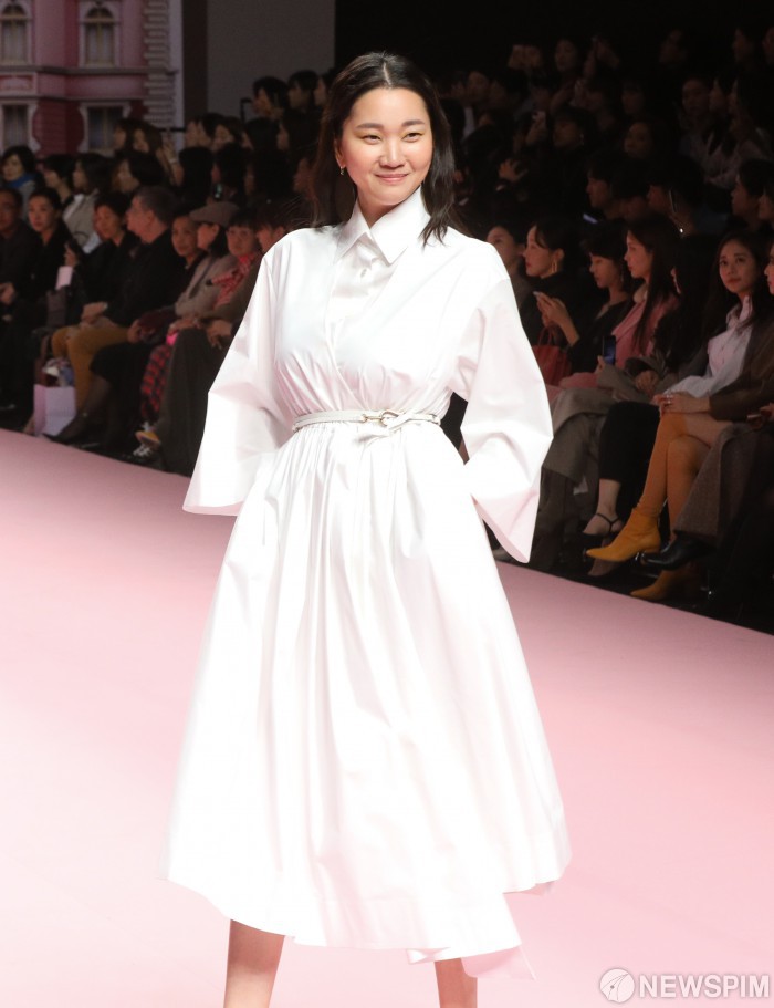 [서울=뉴스핌] 모델 장윤주가 19일 오후 서울 중구 동대문디자인플라자(DDP)에서 열린 2019 S/S 헤라서울패션위크 미스 지(MISS GEE) 컬렉션에서 화려한 무대를 선보이고 있다. 2018.10.19 deepblue@newspim.com