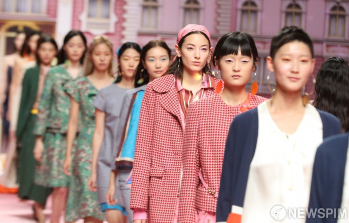 [서울=뉴스핌]  19일 오후 서울 중구 동대문디자인플라자(DDP)에서 열린 2019 S/S 헤라서울패션위크 미스 지(MISS GEE) 컬렉션에서 모델들이 화려한 무대를 선보이고 있다. 2018.10.19 deepblue@newspim.com