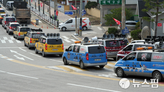 한국노총 전국건설산업노동조합 건설기계분과 강원지부와 삼척지회 조합원들이 20일 강원 삼척시청 앞에서 삼척포스파워와 하청업체 등의 갑질 등에 대한 집회를 갖고 해산하고 있다.[사진=이형섭 기자]