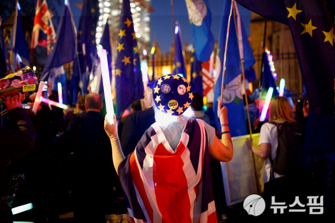 런던 국회의사당 앞에 브렉시트(영국의 EU 탈퇴)에 반대하는 시민들이 시위를 벌였다. 2019. 02. 27. [사진= 로이터 뉴스핌]