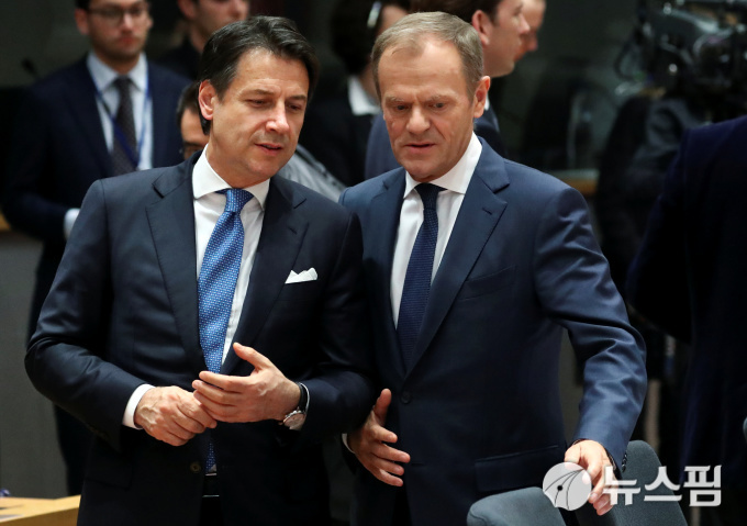 도날드 투스크 유럽연합(EU) 정상회의 상임의장(우)과 주세페 콘테 이탈리아 총리가 벨기에 브뤼셀에서 열린 EU 정상회의에 참석했다. 2019.03.21.