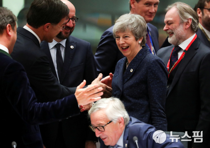 장 클로드 융커 유럽연합(EU) 집행위원회 위원장(맨 앞줄 가운데), 테리사 메이 영국 총리(오른쪽에서 두 번째), 마르크 뤼터 네덜란드 총리(왼쪽에서 두 번째) 등 유럽 정상이 벨기에 브뤼셀에서 열린 EU 정상회의에 참석했다. 2019.03.21.