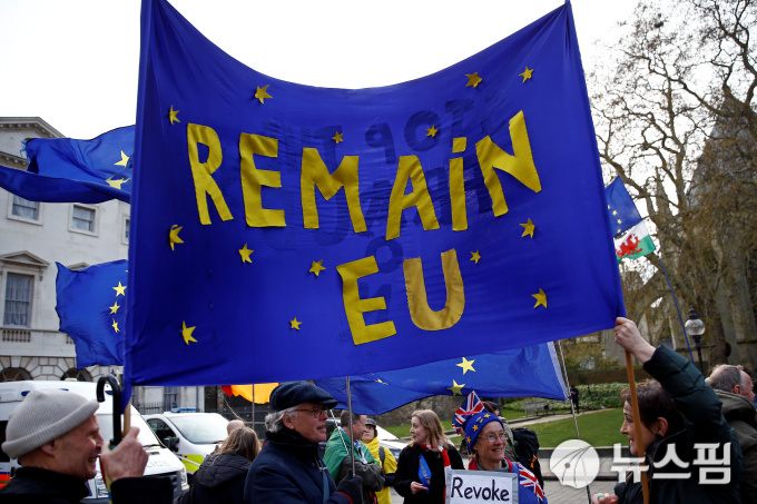 [런던 로이터=뉴스핌] 황숙혜 기자 = 런던의 영국 국회의사당 앞에서 브렉시트에 반대하는 시민들이 시위를 벌였다. 2019. 04. 09.