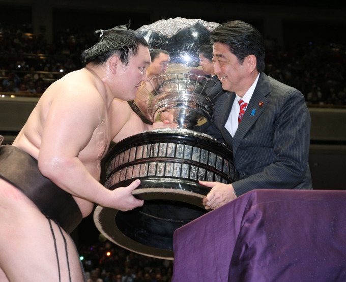 2016년 5월 22일 여름대회에서 우승한 선수 하쿠호(白鵬·왼쪽)에게 내각총리대신배를 수여하는 아베 신조(安倍晋三) 일본 총리. [사진=지지통신 뉴스핌]