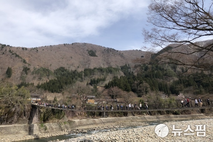 [가나자와(일본)=뉴스핌] 장주연 기자 = 합장촌을 가기 위해 만남의 다리를 건너는 관광객들 2019.04.18