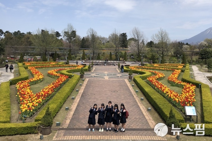 [사카이미나토(일본)=뉴스핌] 장주연 기자 =  하나카이로로 봄소풍을 온 학생들 2019.04.17