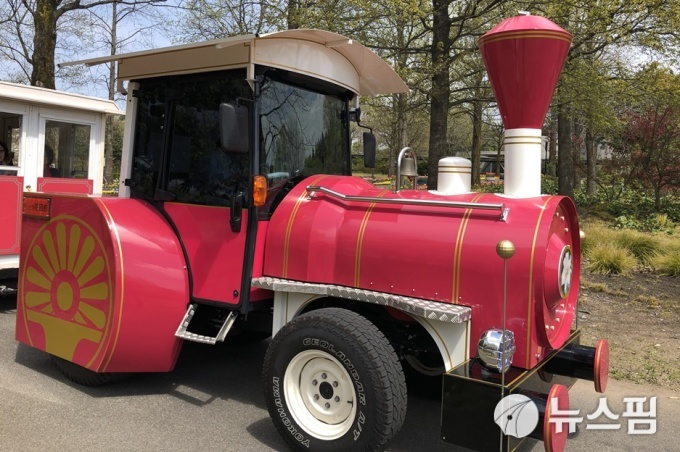 [사카이미나토(일본)=뉴스핌] 장주연 기자 = 하나카이로 원내를 일주하는 플라워 트레인  2019.04.17 jjy333jjy@newspim.com