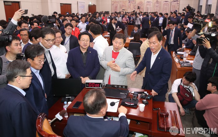 [서울=뉴스핌] 김학선 기자 = 국회 사법개혁특별위원회가 29일 밤 문체위 회의실에서 기습 개의한 가운데 자유한국당 의원들이 이상민 위원장에게 항의하고 있다. 2019.04.29 yooksa@newspim.com