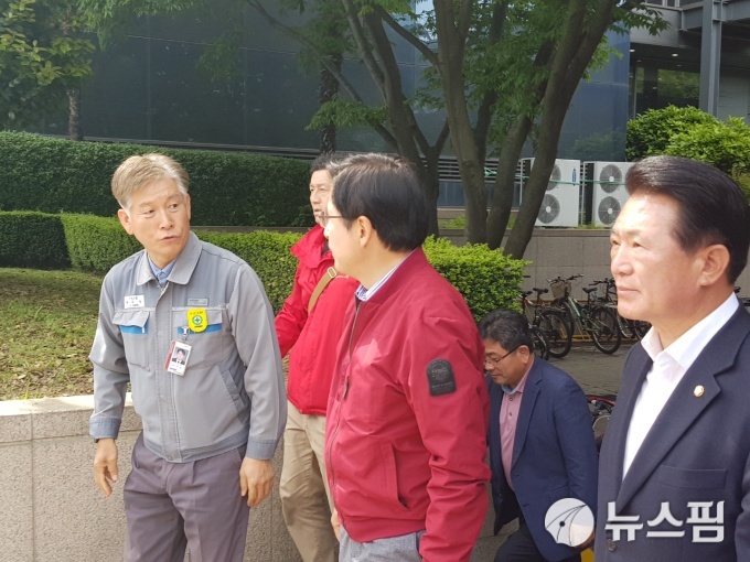 황교안 자유한국당 대표는 8일 경남 거제 대우조선해양 본사를 방문한 후 정문 앞에서 천막농성을 이어가고 있는 ‘대우조선 매각반대 범시민대책위원회’와 간담회를 가졌다. <사진=김승현 기자>